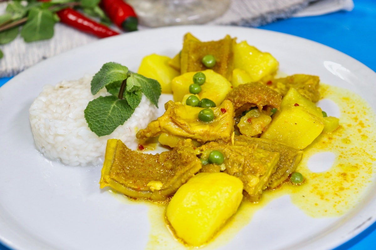 Seafood cau cau recipe, credits to eatperu.com