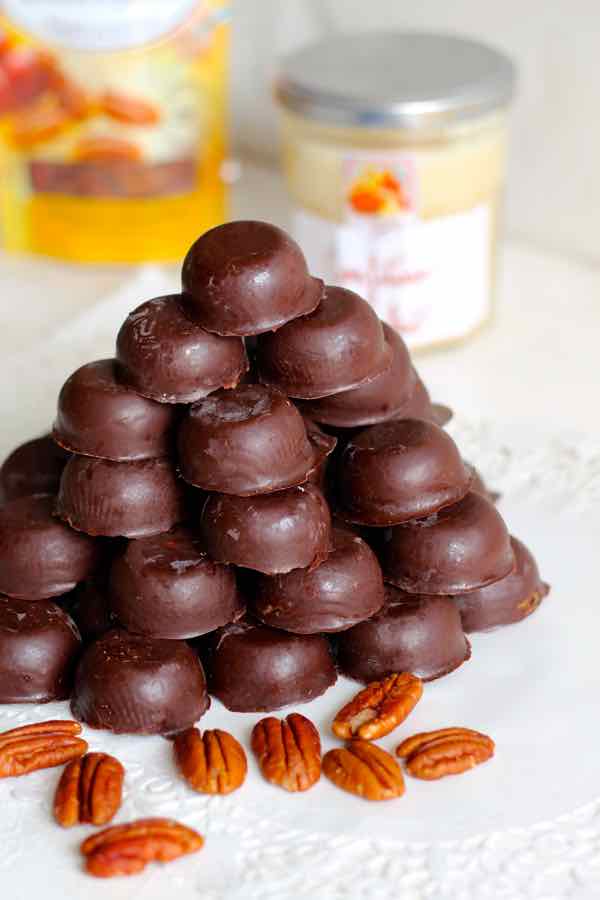 Chocotejas are an oval or circular dessert covered in chocolate. It shows a column of chocotejas stacked in a circular shape.