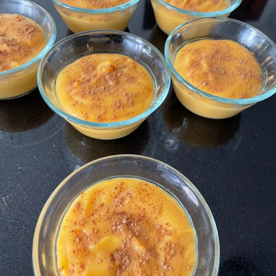 The mazamorra de calabaza served in glass glasses. This dessert presents a rich thick yellow texture
